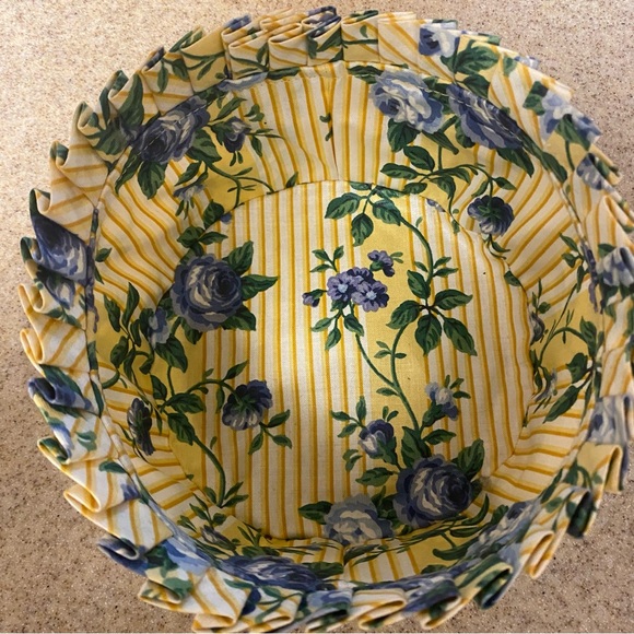 Longaberger Basket with leather handles, fabric and plastic liner - Picture 4 of 7